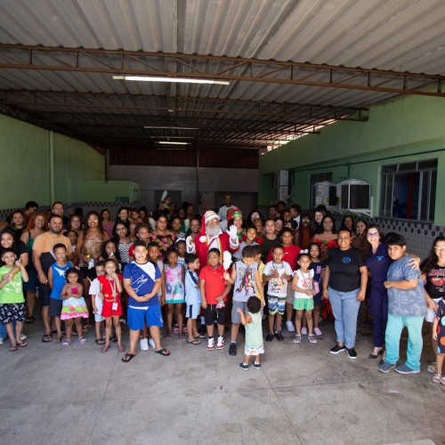 Volta Redonda: Papai Noel visita crianças com autismo atendidas pelo projeto Laço Azul